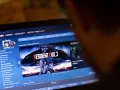Gracz przegląda Steam, szukając informacji, jak zwrócić grę. Na ekranie widać Resident Evil 3.