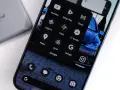 Na ekranie smartfona widać menu z ikonami aplikacji, w tym YouTube, Sklep Play, Gmail, Zdjęcia, Fitbit, Mapy, Dysk Google, Instagram. To przykład nowoczesnej sztuczna inteligencja aplikacja.
