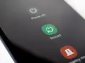 Ekran telefonu z opcją Restart. Po naciśnięciu przycisku telefon wykona reboot.