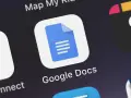 Ikona Google Docs na ekranie smartfona. To narzędzie ułatwia tworzenie i edycję dokumentów, a także stanowi ważny element kopii zapasowej Google.