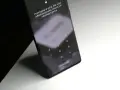 Ekran blokady Samsung z klawiaturą numeryczną i instrukcją "Przeciągnij w górę, aby użyć odblokowywania twarzą lub odciskiem palca". Pomoc, jak odblokować telefon Samsung, gdy zapomni się kodu.
