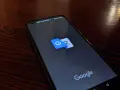 Na ekranie telefonu widoczny jest symbol aplikacji Google Translator.