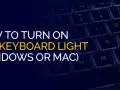 Podświetlana klawiatura laptopa z tekstem "HOW TO TURN ON THE KEYBOARD LIGHT (WINDOWS OR MAC)".