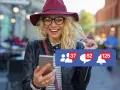 Szukasz informacji, jak usunąć konto na FB na telefonie? Uśmiechnięta dziewczyna z telefonem i powiadomieniami na ekranie.