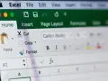 Widok ekranu Excel z opcjami edycji, takimi jak "Wytnij" i "Kopiuj", ułatwiającymi blokowanie komórek Excel.