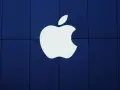 Białe logo Apple na granatowym tle. Symbolizuje wolność wyboru i innowacje w świecie technologii.