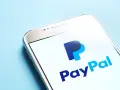 Smartfon z logo PayPal. Szybka i wygodna płatność PayPal na wyciągnięcie ręki.