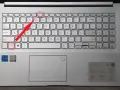 Klawiatura laptopa z zaznaczonymi klawiszami Fn+Esc i F6.