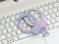Różowe kajdanki na klawiaturze laptopa symbolizują problemy ze sklepem z aplikacjami.