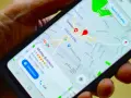 Na ekranie telefonu widoczna jest mapa Google z zaznaczonym czerwonym punktem i informacją o "Morley Butchers". To pinezka Google, która pomaga znaleźć lokal.