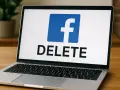 Laptop z logo Facebook i napisem DELETE. Poradnik jak usunąć konto na FB.