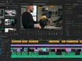 Edycja wideo w Adobe Premiere Pro: montażysta pracuje nad projektem, dodając klipy i efekty, w tym korekcję kolorów Lumetri Color.