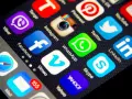 Ekran telefonu z ikonami aplikacji: Viber, Facebook, Instagram, WhatsApp, Twitter, LinkedIn, Skype, Yahoo, Mail. Nagrywanie ekranu.