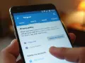 Palec dotyka przycisku "Delete my account" na ekranie telefonu, pokazując, jak usunąć konto na Telegramie.