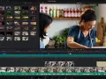 Program do montowania filmów, gdzie widać interfejs DaVinci Resolve. Dwie kobiety gotują w kuchni, a na dole widać oś czasu z klipami.