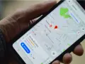 Dłoń trzyma smartfon z mapą Google, na której widoczny jest czerwony pinezka i nazwa "Morley Butchers".