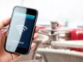 Dłoń trzyma smartfon z ikoną Wi-Fi i napisem "Connected".
