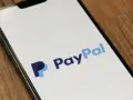 Ekran smartfona z logo PayPal. To popularny sposób na płatności online, który ułatwia zakupy i przelewy.