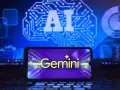 Na ekranie telefonu widnieje logo Gemini, symbolizujące rozwój sztucznej inteligencji. To właśnie gemini co to jest, czyli zaawansowany model AI.