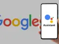 Dłoń trzyma smartfon z logo Asystenta Google na ekranie, w tle logo Google.