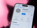 Ekran telefonu z aplikacją ChatGPT, która jest oficjalną aplikacją OpenAI.