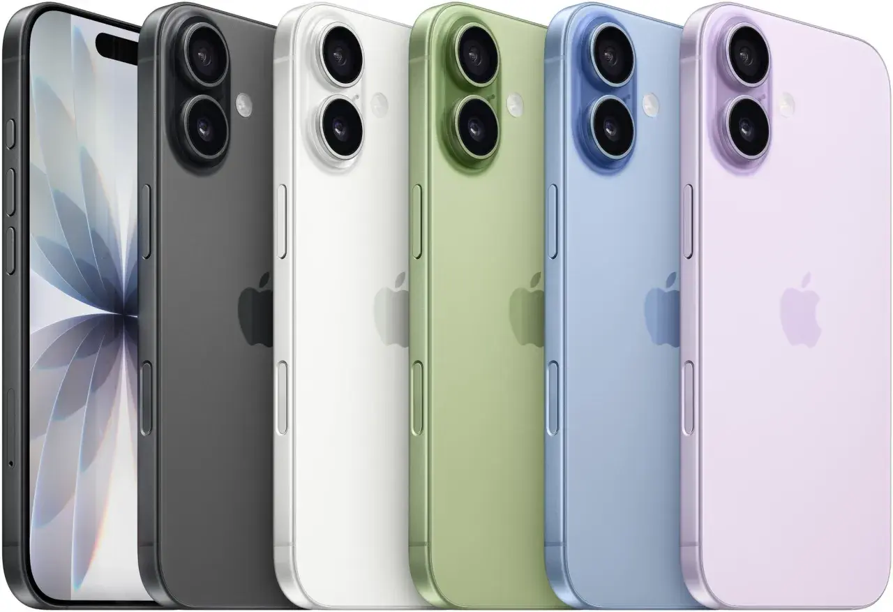 Pięć smartfonów w różnych kolorach: czarnym, białym, zielonym, niebieskim i fioletowym. Zbliżenie na tył telefonów, gdzie widoczne są aparaty i logo Apple. Wymiary iPhone 17 mogą być podobne do tych modeli.