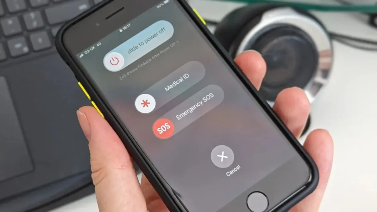 Ekran iPhone'a pokazuje opcje wyłączenia: "slide to power off", "Medical ID" i "Emergency SOS". Dowiedz się, jak wylaczyc iPhone.