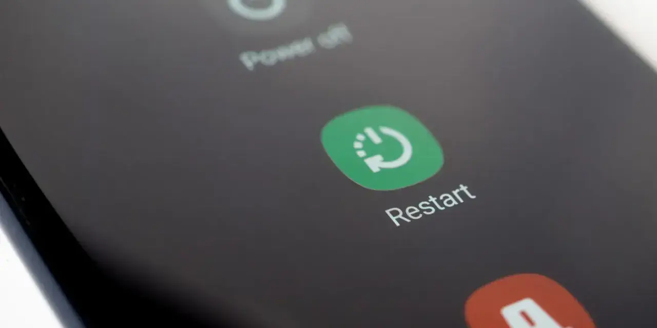 Ekran telefonu z opcją Restart. Po naciśnięciu przycisku telefon wykona reboot.