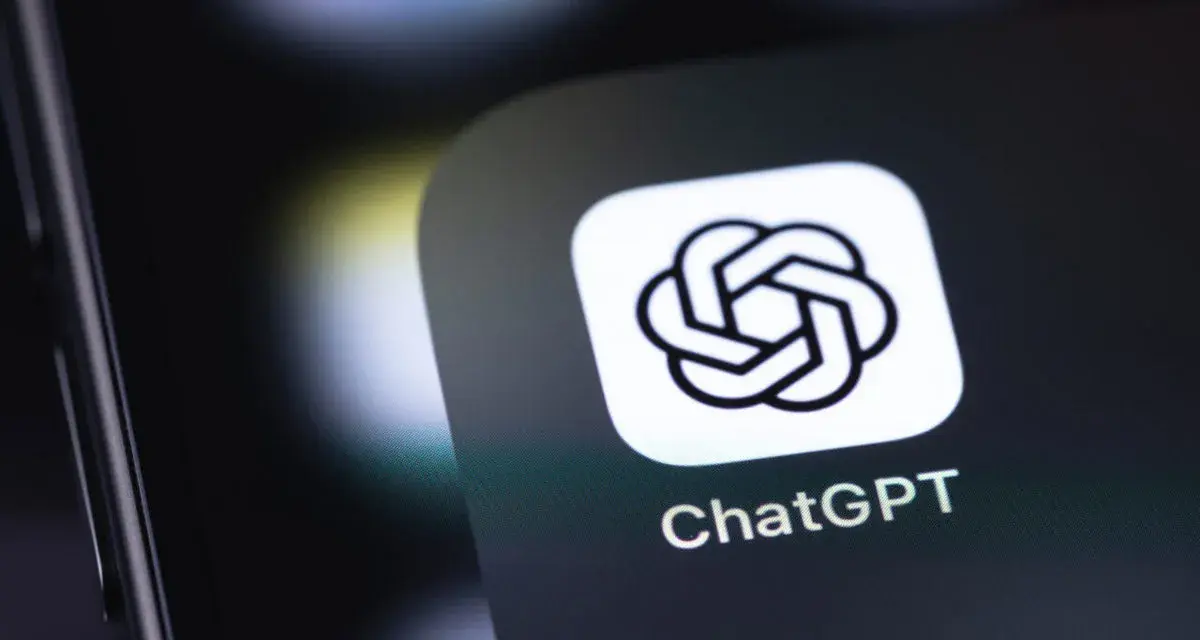 Ikona aplikacji ChatGPT na ekranie smartfona. Odkryj możliwości darmowego czatu GPT po polsku i rozmawiaj z AI.