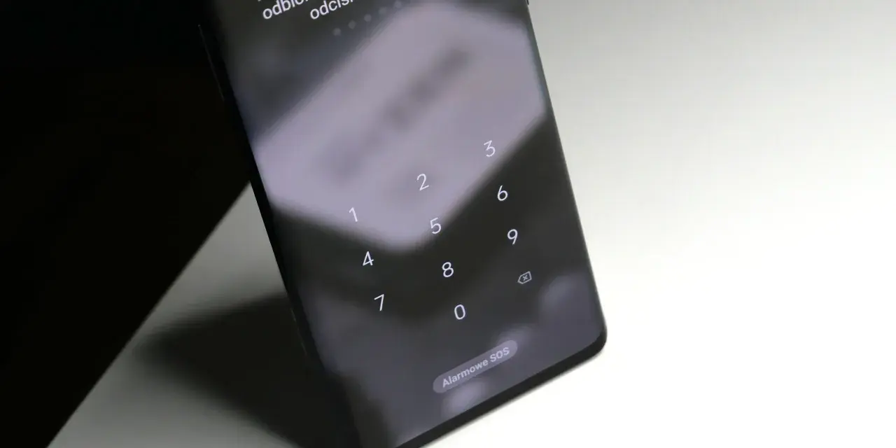 Ekran blokady Samsung z klawiaturą numeryczną i instrukcją "Przeciągnij w górę, aby użyć odblokowywania twarzą lub odciskiem palca". Pomoc, jak odblokować telefon Samsung, gdy zapomni się kodu.