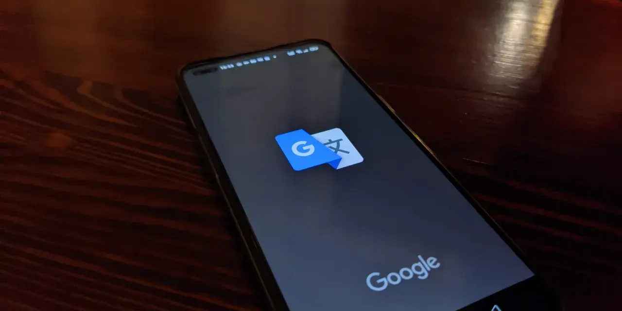 Na ekranie telefonu widoczny jest symbol aplikacji Google Translator.