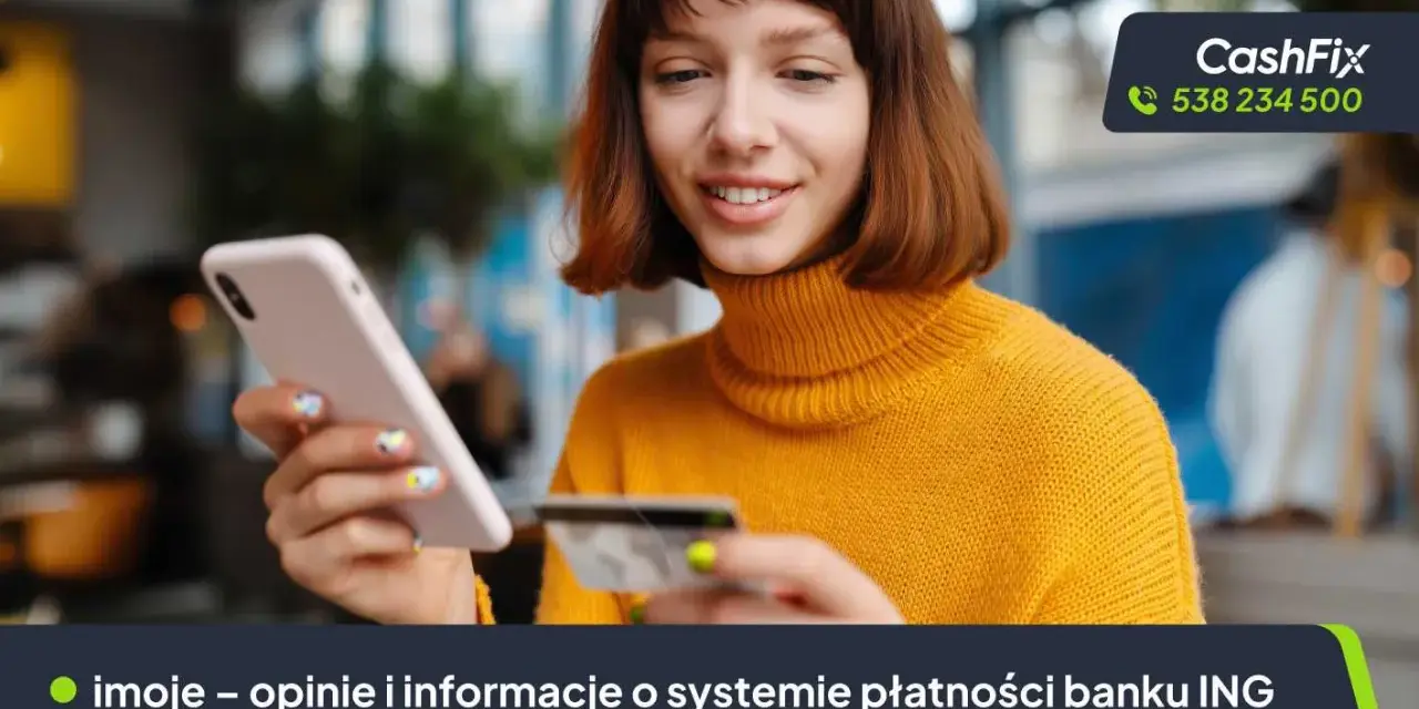 Uśmiechnięta dziewczyna z kartą płatniczą w dłoni i telefonem. imoje - opinie i informacje o systemie płatności banku ING.