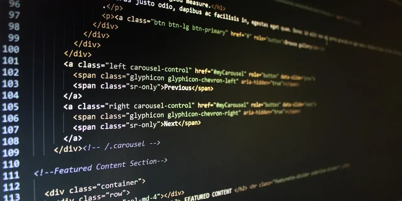 Fragment kodu HTML wyświetlający strukturę strony internetowej na ciemnym tle.