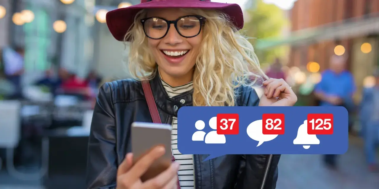 Szukasz informacji, jak usunąć konto na FB na telefonie? Uśmiechnięta dziewczyna z telefonem i powiadomieniami na ekranie.