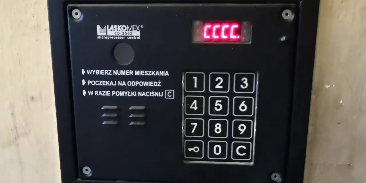 Jak otworzyć domofon Fermax kodem? Praktyczny przewodnik krok po kroku