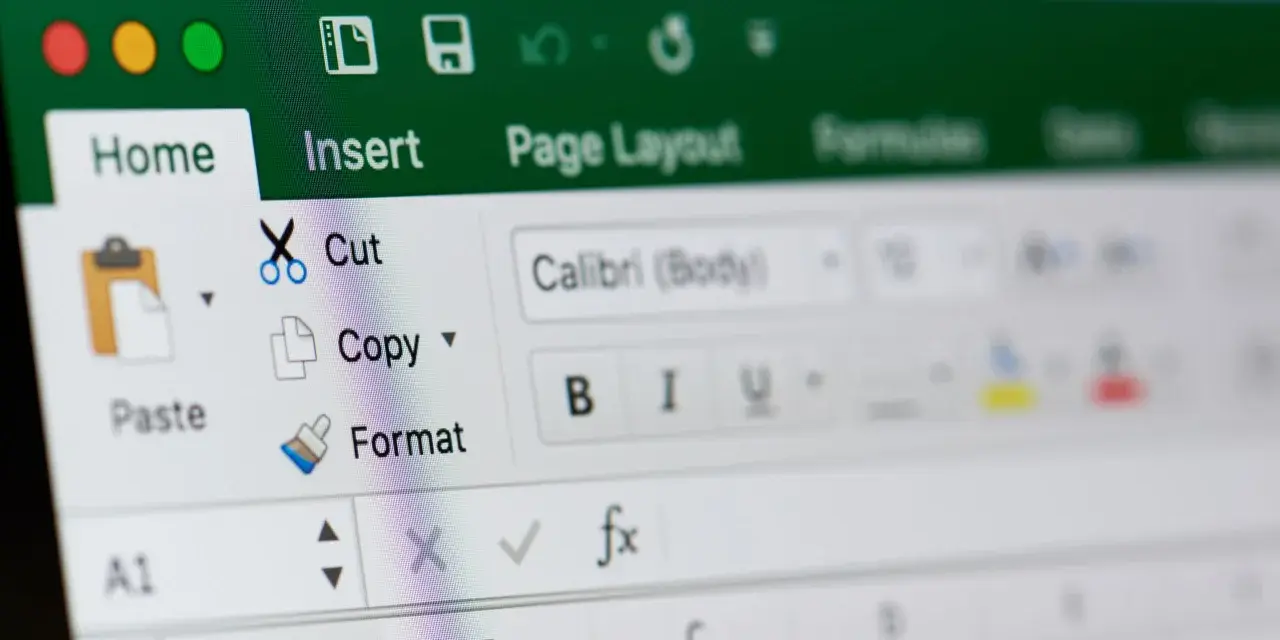 Widok ekranu Excel z opcjami edycji, takimi jak "Wytnij" i "Kopiuj", ułatwiającymi blokowanie komórek Excel.