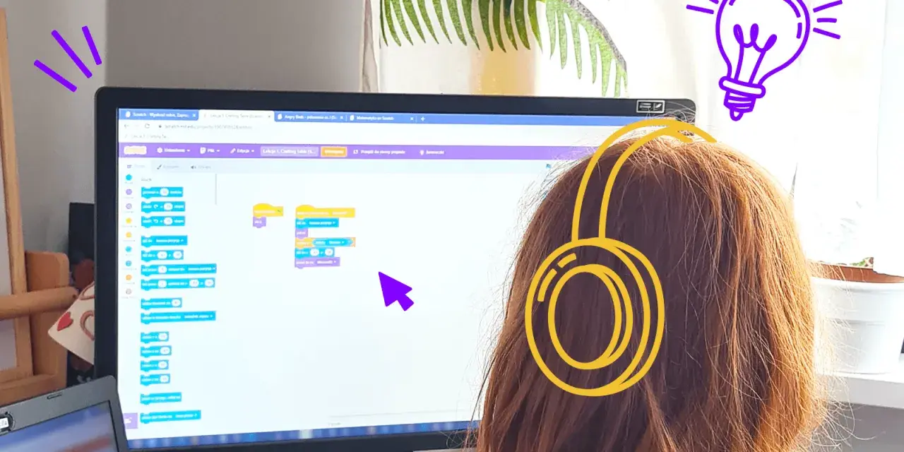 Dziewczynka w słuchawkach tworzy kod w Scratch po polsku, ucząc się programowania.