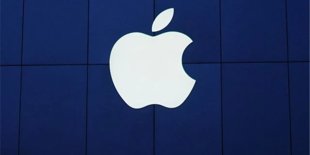 Białe logo Apple na granatowym tle. Symbolizuje wolność wyboru i innowacje w świecie technologii.