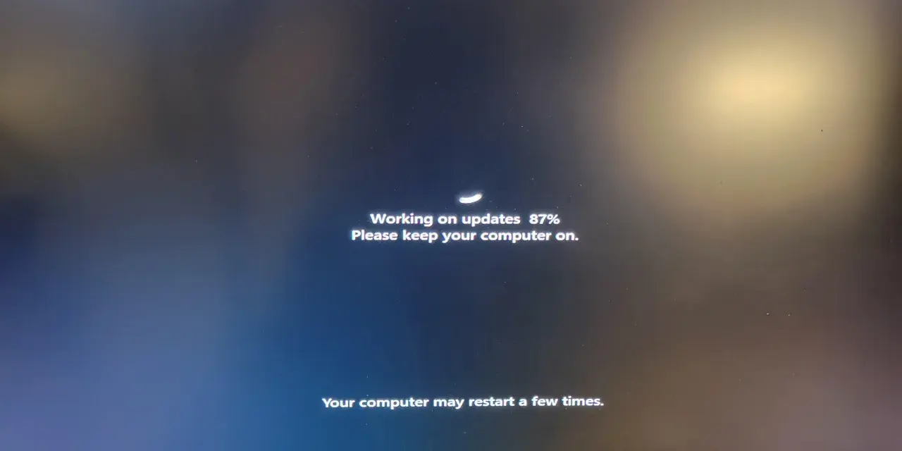 Komputer instaluje aktualizacje Windows 10 ESU. Postęp 87%. Proszę nie wyłączać komputera.