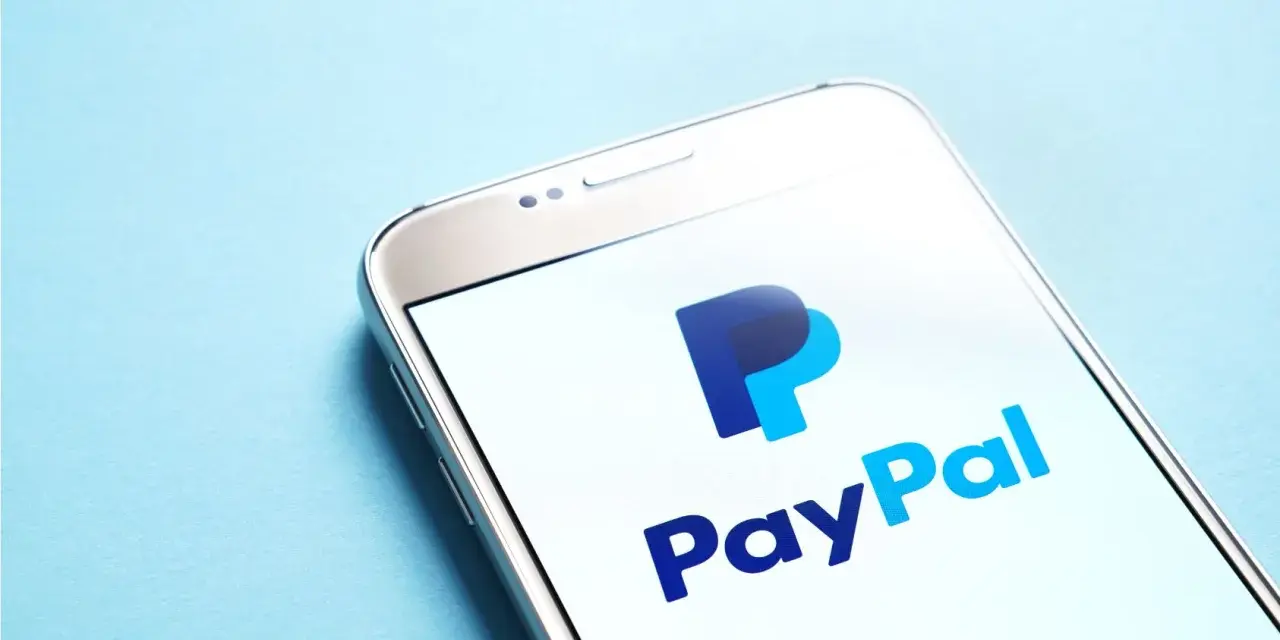 Smartfon z logo PayPal. Szybka i wygodna płatność PayPal na wyciągnięcie ręki.