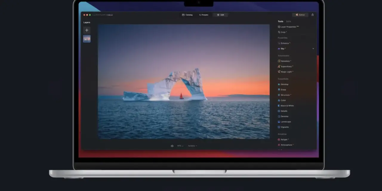 Edycja zdjęcia lodowca z żaglówką w programie Luminar Neo. Widok ekranu laptopa z interfejsem programu.