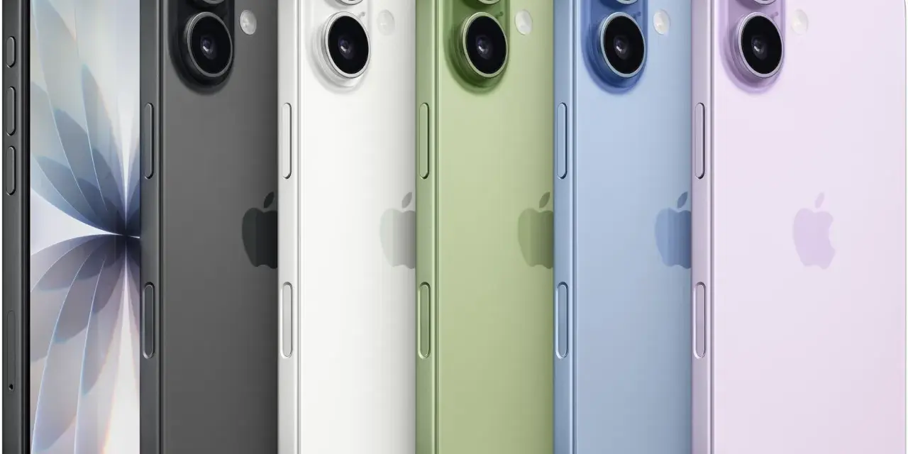 Pięć smartfonów w różnych kolorach: czarnym, białym, zielonym, niebieskim i fioletowym. Zbliżenie na tył telefonów, gdzie widoczne są aparaty i logo Apple. Wymiary iPhone 17 mogą być podobne do tych modeli.