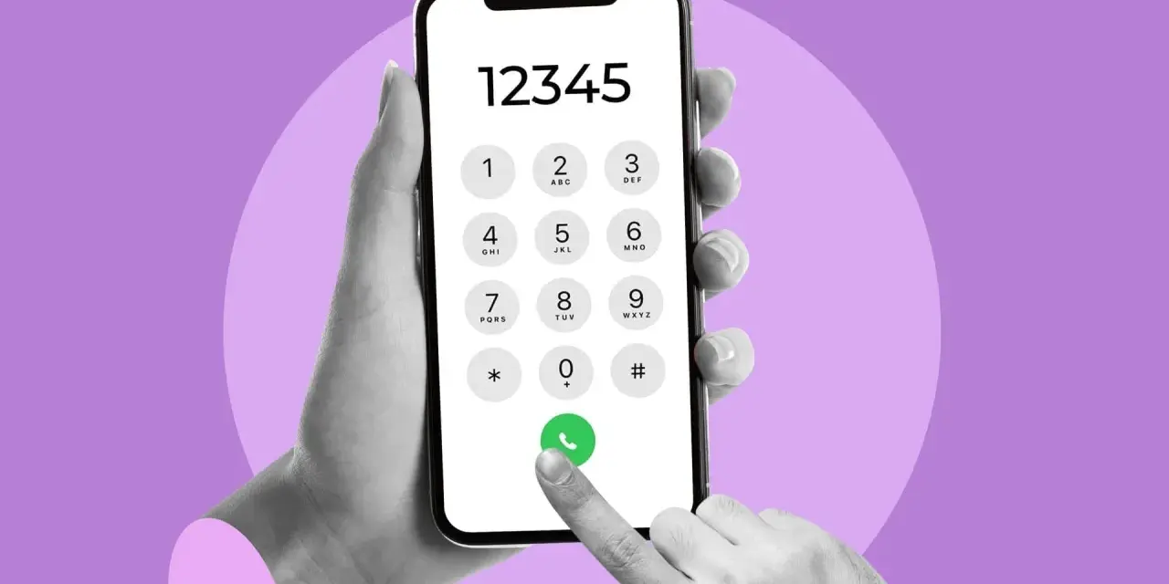 Dłoń trzyma smartfon z klawiaturą numeryczną. Palec naciska zieloną słuchawkę. Dowiedz się, jak sprawdzić swój numer.