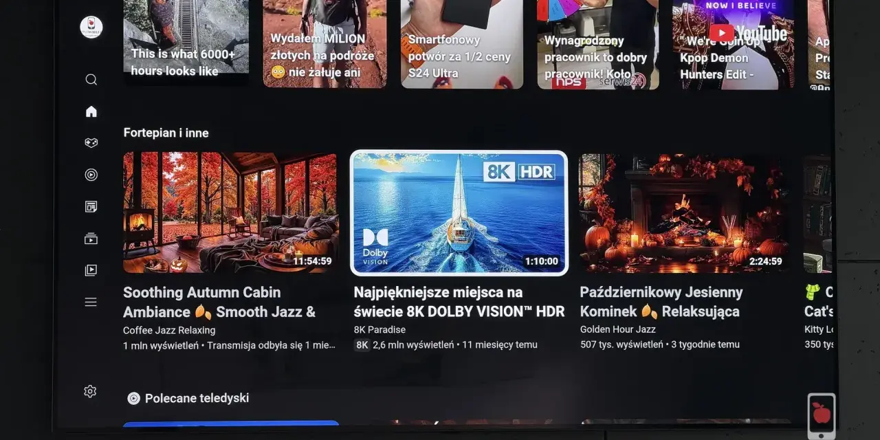 Ekran telewizora z interfejsem YouTube. Widać reklamy, w tym "Kpop Demon Hunters Edit", oraz filmy relaksacyjne, np. "Soothing Autumn Cabin". Użycie youtube adblock pozwala na oglądanie bez przerw.