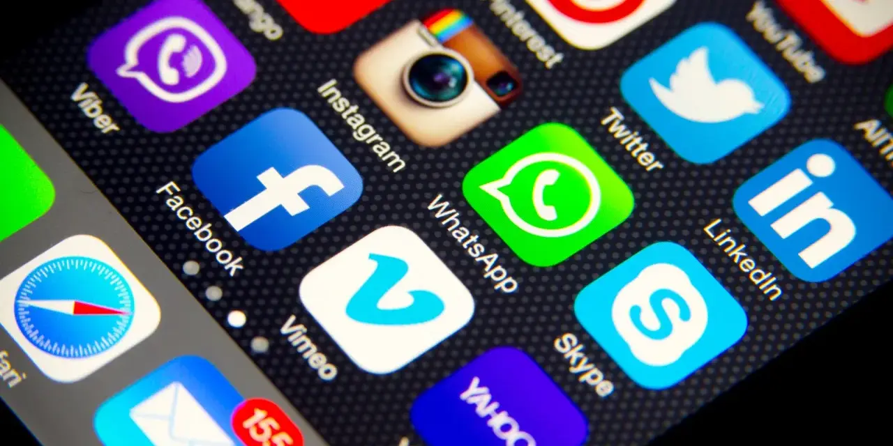 Ekran telefonu z ikonami aplikacji: Viber, Facebook, Instagram, WhatsApp, Twitter, LinkedIn, Skype, Yahoo, Mail. Nagrywanie ekranu.