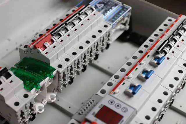 Prąd wrócił? Jak włączyć bezpieczniki i kiedy wezwać elektryka.
