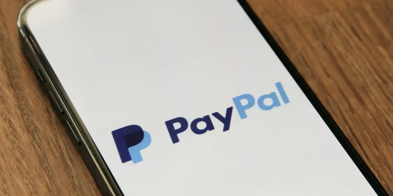 Ekran smartfona z logo PayPal. To popularny sposób na płatności online, który ułatwia zakupy i przelewy.