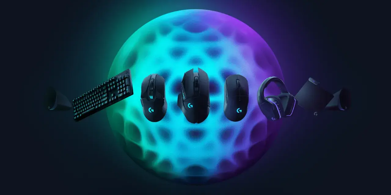 Klawiatura, myszy, słuchawki i głośniki Logitech unoszą się przed neonową kulą. Logitech gaming software pozwala na personalizację tych urządzeń.