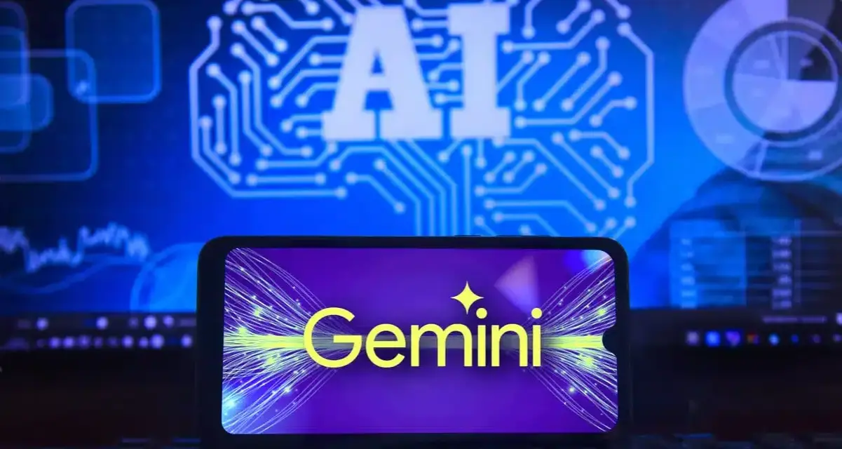 Na ekranie telefonu widnieje logo Gemini, symbolizujące rozwój sztucznej inteligencji. To właśnie gemini co to jest, czyli zaawansowany model AI.
