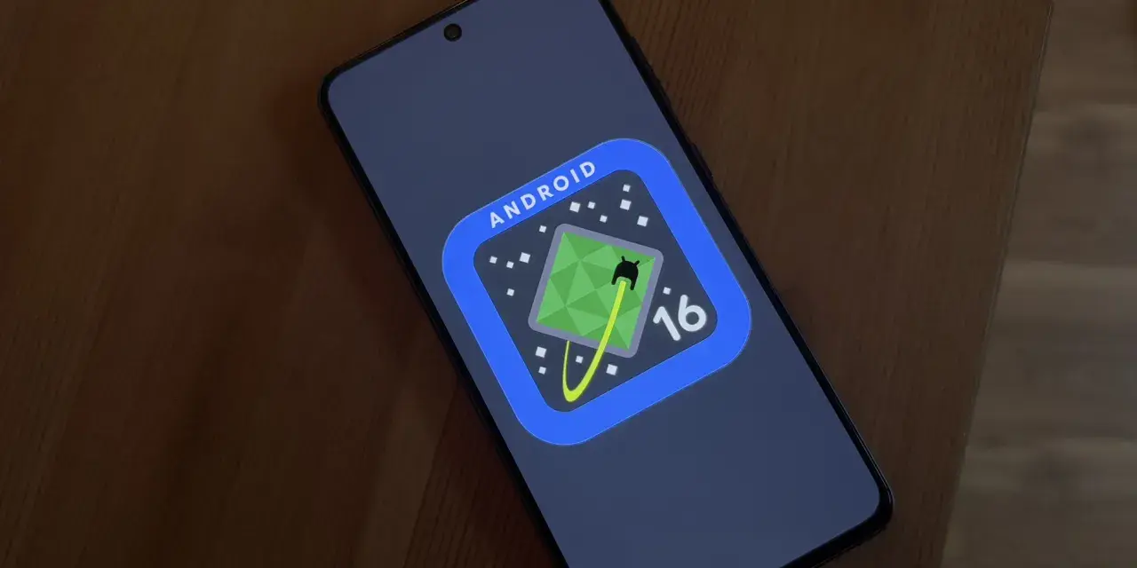 Telefon z ekranem pokazującym logo Androida 16, przypominające grę z kosmitą i rakietą. To może być zapowiedź One UI 8.